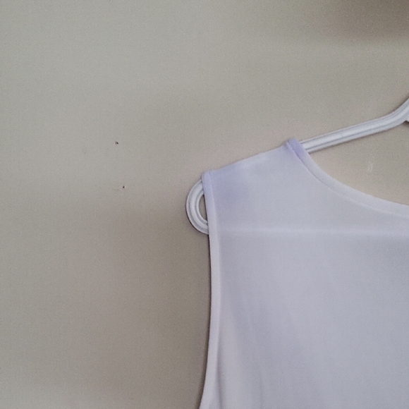 White Tank Top with Scoop Neck and High-Low Hem - Picture 4 of 5